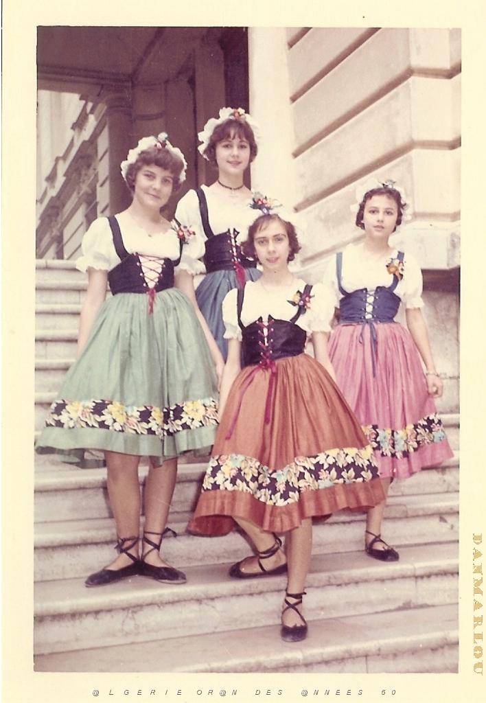 FAMILLE 019 ORAN 1960 OPERA D ORAN ENTREE DES ARTISTES MARIE LYNE EN PAYSANNE.jpg